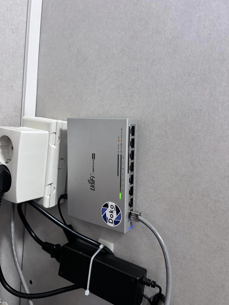 Geïnstalleerd WiFi-punt aan de muur