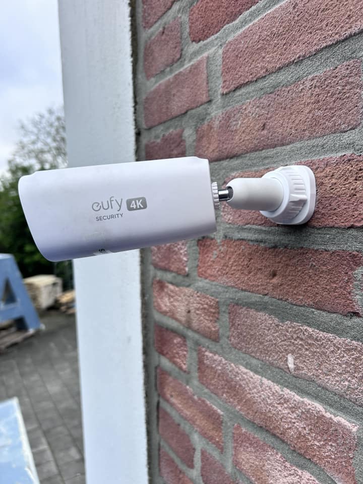 Beveiligingscamera aan een gevel